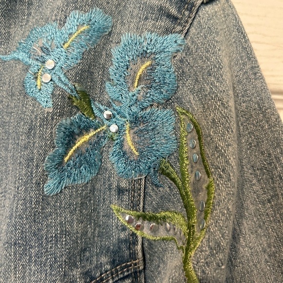 NWOT Sage 56 Embroidered Denim Jacket Turquoise Floral Design on Right Sleeve. - Picture 5 of 10